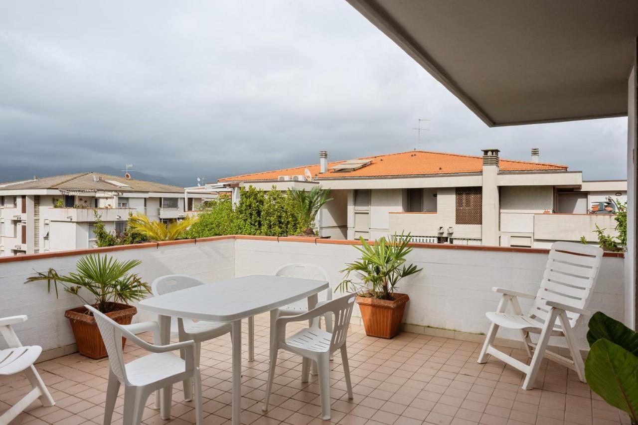 Luni Mare Bright Terrace Flat With Parking Lägenhet Marinella di Sarzana Exteriör bild
